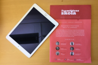 iPad och en folder från konferensen Framtidens skola