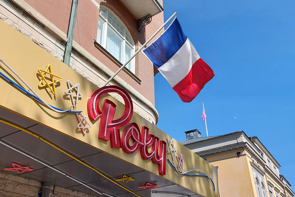 Fransk filmfestival på Roxy. Franska flaggan vajar på baldakinen.
