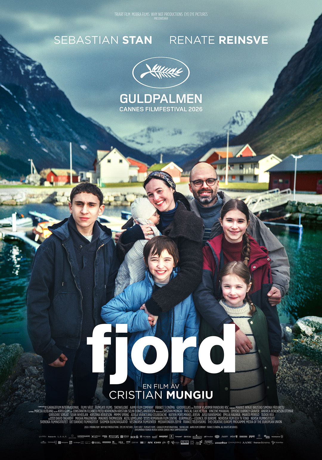 En familj med fyra barn och en bebis vid en norsk fjord.