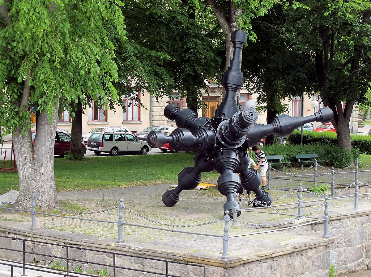 Vid vattenkaten till Svartån står en stor nioarmad svart skulptur gjord av 600 stålbitar som svetsats ihop. Två barn klättrar och leker på skulpturen.