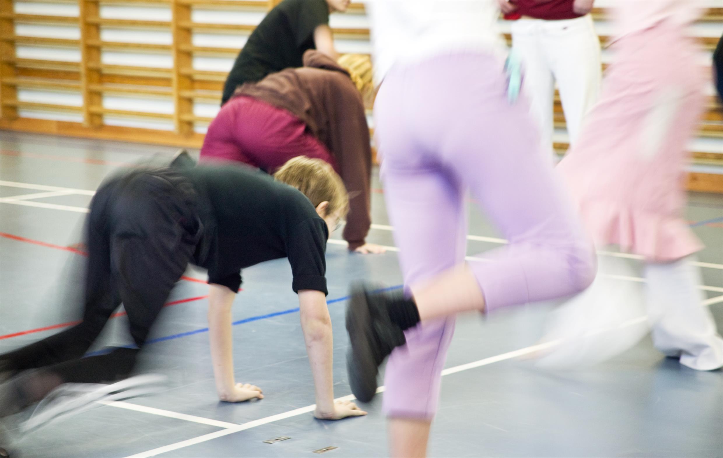 Barn i rörelse i en gymnastiksal