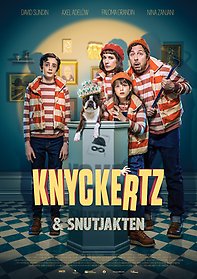 Familjen Knyckertz i randiga tröjor står vid en monter på ett museum.