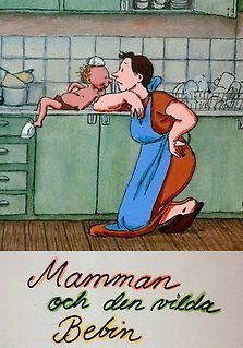 En mamma sitter på knä framför köksskåpen i ett kök, på diskbänken ligger den vilda bebin och tittar busigt på henne.